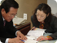 泗川市長と打ち合わせをする黒田福美さん