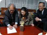 彫刻家高承韓氏から石碑の説明を受ける黒田福美さん